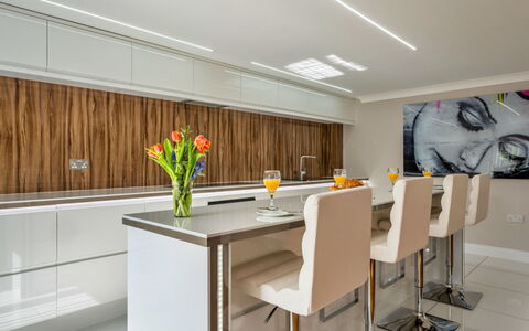 Hollies Coach House: Møbel, Indretning, Gulvbelægning, Køkken, Træ, Countertop, Etage, Loft, Belysning, Cabinetry