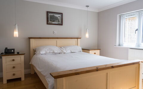 Hollies Coach House: Seng, Møbel, Sengetøj, Soveværelse, Indretning, Sengetøj, Væg, Træ, Gulvbelægning, Etage