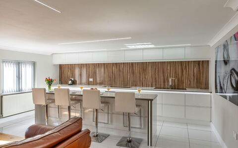 Hollies Coach House: Møbel, Indretning, Gulvbelægning, Træ, Etage, Loft, Køkken, Countertop, Lysarmatur, Cabinetry