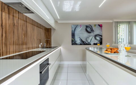 Hollies Coach House: Indretning, Køkken, Gulvbelægning, Countertop, Væg, Træ, Loft, Køkken Apparat, Etage, Cabinetry