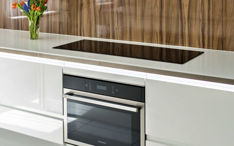 Hollies Coach House: Køkken Apparat, Køkken, Større Bandage, Husholdningsapparat, Countertop, Cabinetry, Komfur, Bejdse, Komfur, Mikrobølgeovn