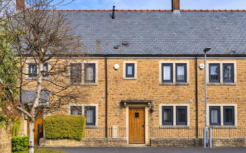 Hollies Cottage, Willow (2 Bed): Murværk, Mursten, Skydevindue, Skorsten, Historisk Hus, Almshouse