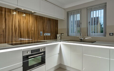 Hollies Cottage, Willow (2 Bed): Køkken Apparat, Køkken, Cabinetry, Countertop, Indretning, Gulvbelægning, Større Bandage, Træ, Husholdningsapparat, Loft