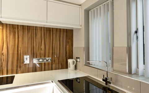 Hollies Cottage, Willow (2 Bed): Køkken, Countertop, Indretning, Gulvbelægning, Træ, Cabinetry, Køkken Apparat, Sanitærarmatur, Tap, Hjem