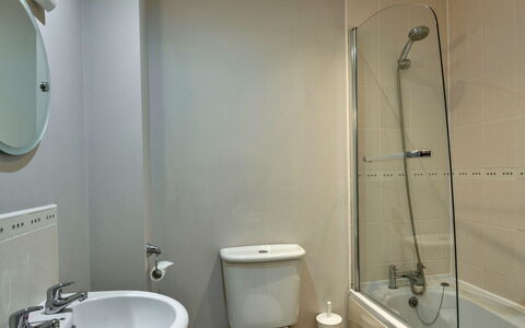 Hollies Cottage, Willow (2 Bed): Badeværelse, Sanitærarmatur, Gulvbelægning, Toiletbræt, Etage, Indretning, Toilet, Badeværelsesvask, Håndvask, Tap