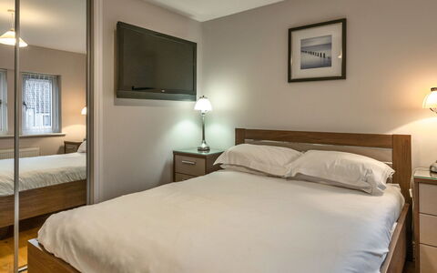Hollies Cottage, Willow (2 Bed): Seng, Møbel, Soveværelse, Indretning, Sengetøj, Sengetøj, Væg, Etage, Gulvbelægning, Træ