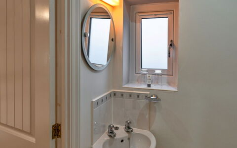 Hollies Cottage, Willow (2 Bed): Væg, Sanitærarmatur, Indretning, Vvs, Belysning, Etage, Værelse, Tap, Spejl, Badeværelse