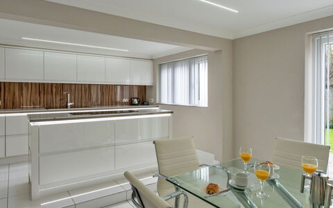 Hollies Cottage, Elm (4 Bed): Indretning, Møbel, Væg, Gulvbelægning, Køkken, Træ, Countertop, Loft, Lysarmatur, Cabinetry