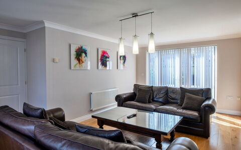 Hollies Cottage, Elm (4 Bed): Møbel, Indretning, Couch, Gulvbelægning, Væg, Etage, Træ, Loft, Stue, Værelse
