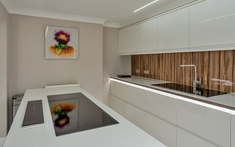 Hollies Cottage, Elm (4 Bed): Køkken, Countertop, Indretning, Gulvbelægning, Køkken Apparat, Cabinetry, Træ, Loft, Etage, Lysarmatur