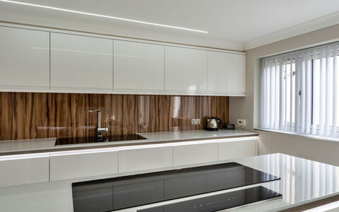 Hollies Cottage, Elm (4 Bed): Køkken, Køkken Apparat, Countertop, Indretning, Træ, Cabinetry, Gulvbelægning, Større Bandage, Loft, Husholdningsapparat