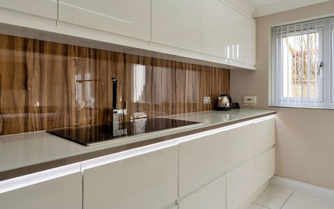Hollies Cottage, Elm (4 Bed): Træ, Køkken, Indretning, Cabinetry, Køkken Apparat, Countertop, Gulvbelægning, Hjem, Bejdse, Sanitærarmatur