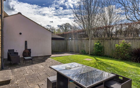 Hollies Cottage, Elm (4 Bed): Have, Backyard, Gård, Skygge, Landscaping, Estate, Lawn, Flise, Gårdsplads, Udendørs Møbler