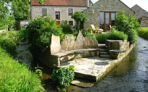 Mill Barn by the Stream: Vandløb, Hus, Busk, Sommerhus, Hjem, Have, Kanal, Landscaping, Stuehus
