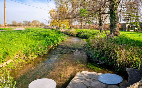 Mill Barn by the Stream: Grøn, Vand, Krop Af Vand, Vandløb, Vandvej, Bank, Strøm, Kanal, Kanal, Afspejling