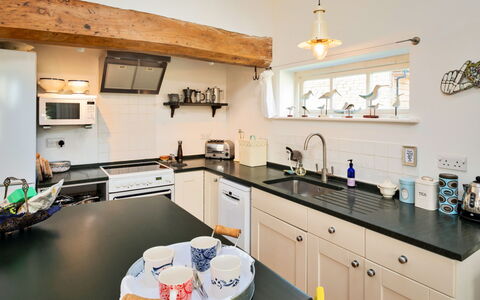 Mill Barn by the Stream: Køkken, Countertop, Køkken Apparat, Møbel, Indretning, Cabinetry, Større Bandage, Gulvbelægning, Træ, Loft