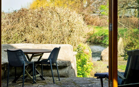Mill Barn by the Stream: Grøn, Møbel, Blad, Stol, Bord, Udendørs Møbler, Udendørs Bord, Sollys, Have, Kvist