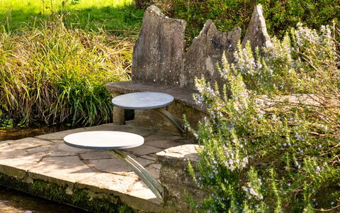 Mill Barn by the Stream: Udendørs Møbler, Have, Udendørs Bord, Design, Serveware, Urt, Blomsterkrukke
