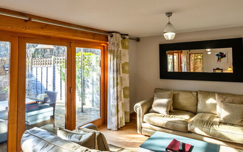 Hollies Cottage, Oak (3 Bed): Møbel, Indretning, Couch, Væg, Træ, Gulvbelægning, Etage, Loft, Værelse, Stue