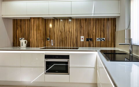 Hollies Cottage, Oak (3 Bed): Køkken, Countertop, Køkken Apparat, Cabinetry, Indretning, Gulvbelægning, Træ, Større Bandage, Hjem, Møbel