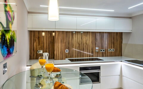 Hollies Cottage, Oak (3 Bed): Køkken, Countertop, Indretning, Køkken Apparat, Væg, Gulvbelægning, Møbel, Cabinetry, Træ, Større Bandage