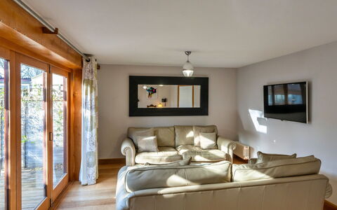 Hollies Cottage, Oak (3 Bed): Møbel, Indretning, Couch, Gulvbelægning, Væg, Etage, Værelse, Træ, Loft, Stue