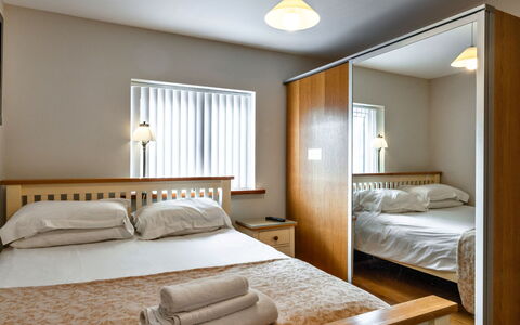 Hollies Cottage, Oak (3 Bed): Seng, Møbel, Soveværelse, Indretning, Sengetøj, Væg, Sengetøj, Træ, Etage, Loft