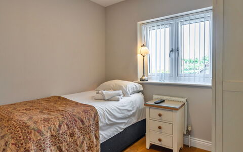 Hollies Cottage, Oak (3 Bed): Seng, Sengetøj, Soveværelse, Sengetøj, Møbel, Væg, Indretning, Træ, Etage, Gulvbelægning