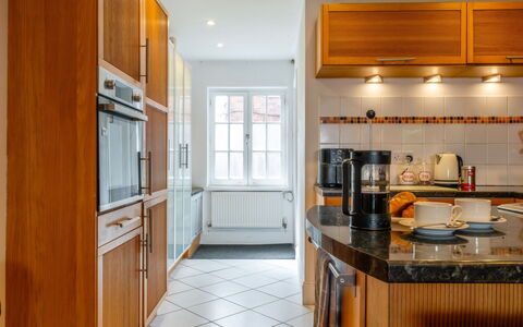 Three Storeys in Newent: Køkken, Countertop, Cabinetry, Køkken Apparat, Indretning, Gulvbelægning, Møbel, Større Bandage, Træ, Etage