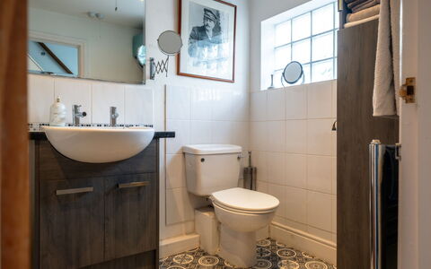 Three Storeys in Newent: Toiletbræt, Badeværelse, Sanitærarmatur, Toilet, Gulvbelægning, Indretning, Etage, Badeværelsesvask, Håndvask, Vvs