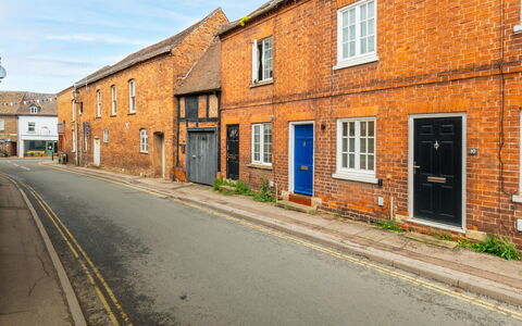 Three Storeys in Newent: Væg, Vindue, Bygning, Vejbelægning, Gul, Murværk, Vej, Gade, Mursten, Kvarter