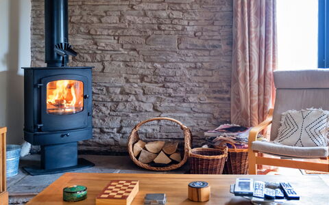 New Lodge Granary: Gulvbelægning, Møbel, Hearth, Stue, Brændeovn, Varme, Bejdse, Ildsted, Stenmur
