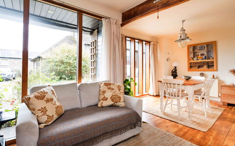New Lodge Granary: Møbel, Indretning, Couch, Gulvbelægning, Væg, Etage, Træ, Værelse, Stue, Loft