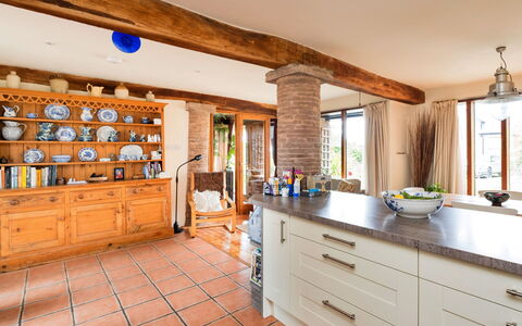 New Lodge Granary: Møbel, Indretning, Gulvbelægning, Træ, Køkken, Cabinetry, Etage, Countertop, Loft, Værelse