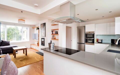 Elizabeth House: Møbel, Indretning, Køkken, Countertop, Gulvbelægning, Etage, Køkken Apparat, Cabinetry, Lysarmatur, Loft