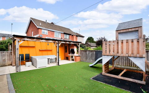 Elizabeth House: Land Lot, Have, Backyard, Lawn, Kunstgræs, Gård, Skygge, Landscaping, Gårdsplads, Parkere