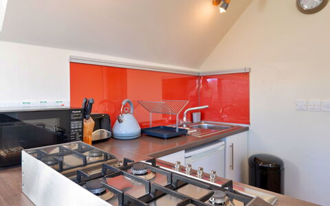 Canal Central: Køkken, Countertop, Køkken Apparat, Større Bandage, Indretning, Komfur, Loft, Cabinetry, Gulvbelægning, Komfur