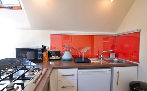 Canal Central: Køkken, Køkken Apparat, Countertop, Større Bandage, Indretning, Køkkenvask, Cabinetry, Husholdningsapparat, Komfur, Komfur