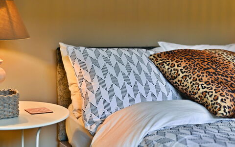 St Germain'S Annexe: Møbel, Soveværelse, Seng, Pude, Sengetøj, Indretning, Sengetøj, Sengetøj, Throw Pillow, Gul