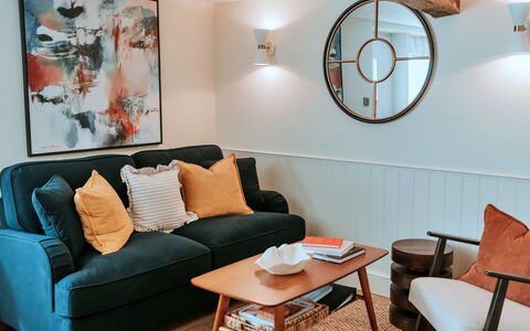 Tenterden 602: Møbel, Indretning, Couch, Træ, Gulvbelægning, Stue, Throw Pillow, Etage, Værelse, Belysning