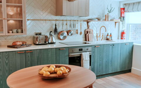 Tenterden 602: Køkken, Træ, Cabinetry, Indretning, Countertop, Gulvbelægning, Møbel, Bordservice, Køkken Apparat