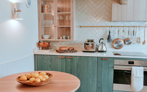 Tenterden 602: Træ, Køkken, Indretning, Cabinetry, Møbel, Countertop, Bordservice, Gulvbelægning, Køkken Apparat, Skab