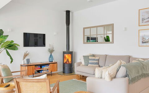 Firethorn: Møbel, Gulvbelægning, Indretning, Couch, Træ, Stue, Etage, Belysning, Værelse, Loft