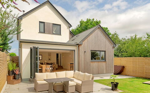Firethorn: Hjem, Hus, Tag, Dør, Sommerhus, Estate, Veranda, Sidespor, Stuehus, Have