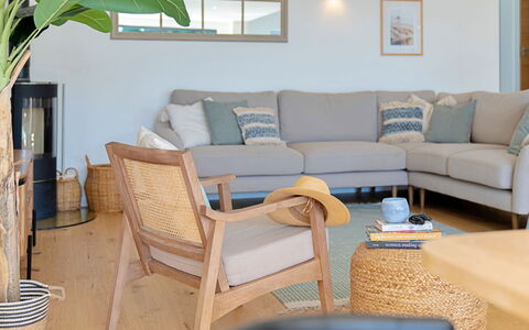 Firethorn: Møbel, Træ, Indretning, Couch, Stue, Gulvbelægning, Etage, Hjem, Komfort, Throw Pillow