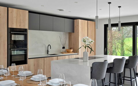 Orchard Rise: Møbel, Køkken, Countertop, Indretning, Gulvbelægning, Træ, Cabinetry, Etage, Lysarmatur, Køkken & Spisebord