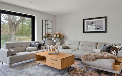 Orchard Rise: Møbel, Couch, Gulvbelægning, Indretning, Stue, Etage, Bord, Throw Pillow, Trægulve