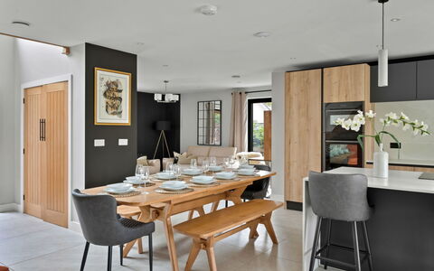 Orchard Rise: Møbel, Indretning, Gulvbelægning, Stol, Spisestue, Bord, Køkken & Spisebord, Etage, Træ, Værelse
