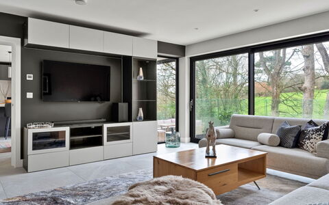 Orchard Rise: Møbel, Indretning, Gulvbelægning, Television, Hylde, Etage, Reoler, Træ, Stue, Fjernsyn