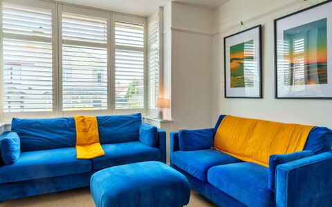 Bude Bolthole: Couch, Møbel, Indretning, Stue, Lejlighed, Throw Pillow, Etage, Gulvbelægning, Pude